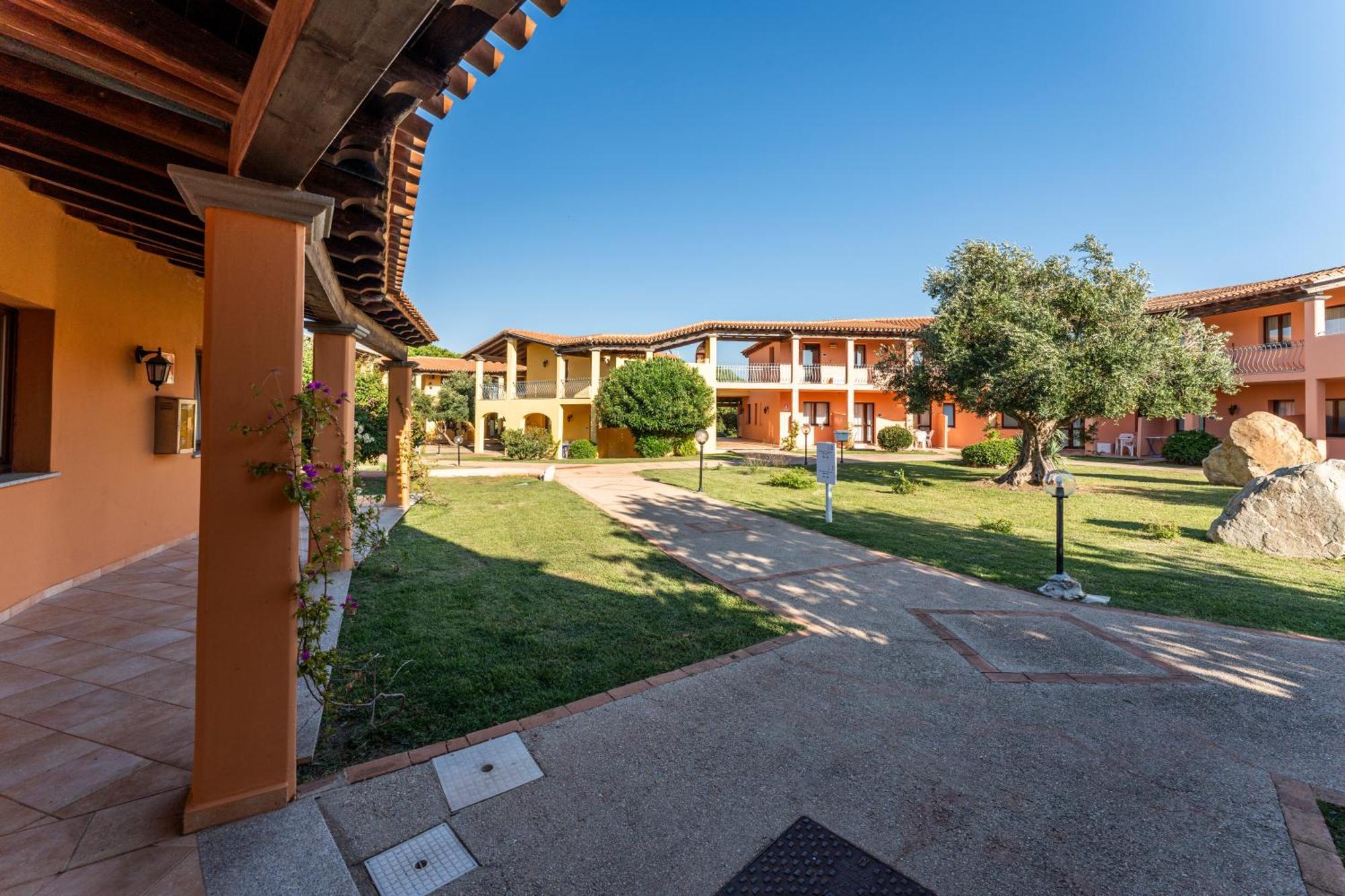 Residence Baia Dei Mirti Vignola Mare Exterior photo