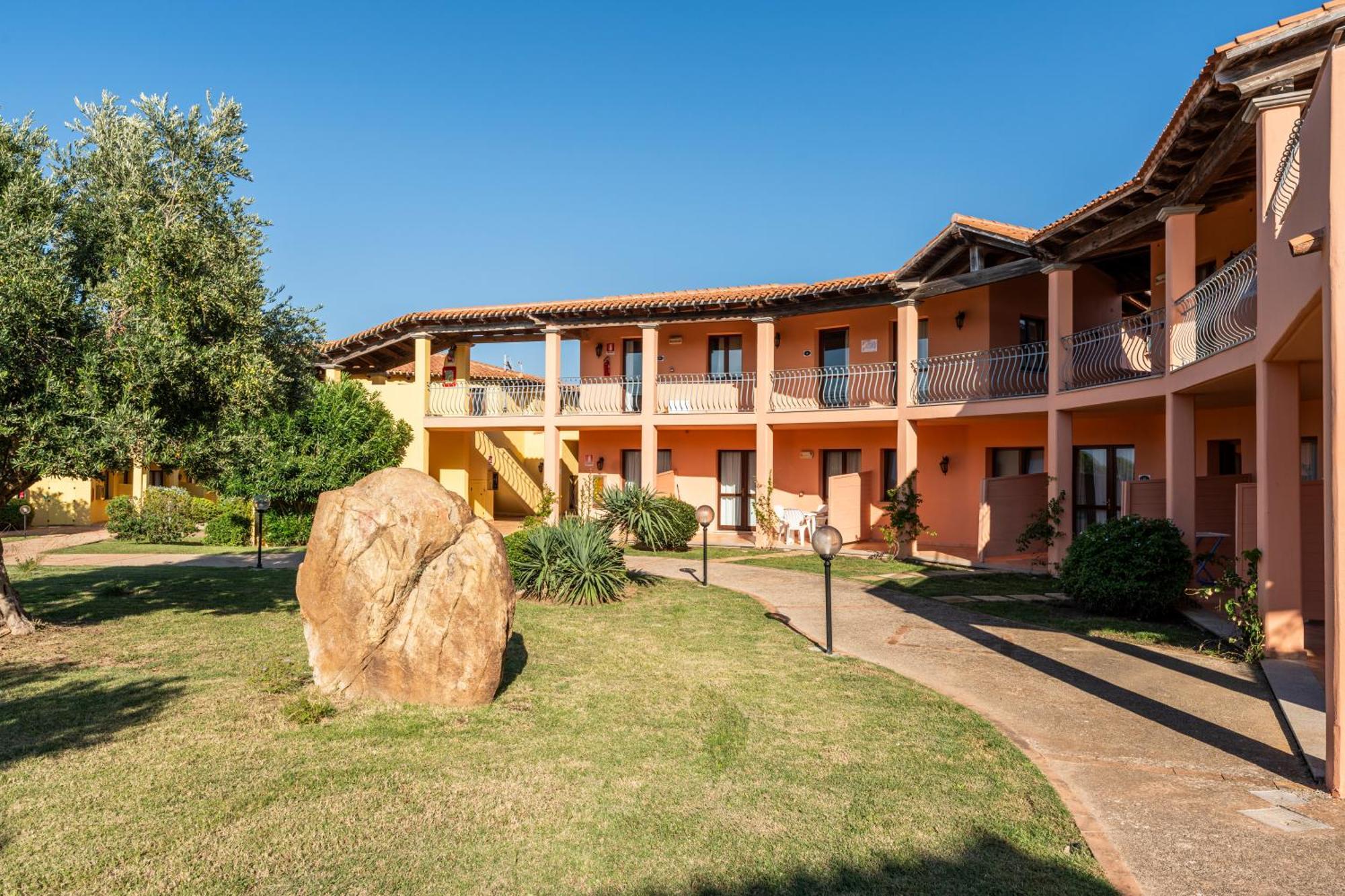 Residence Baia Dei Mirti Vignola Mare Exterior photo